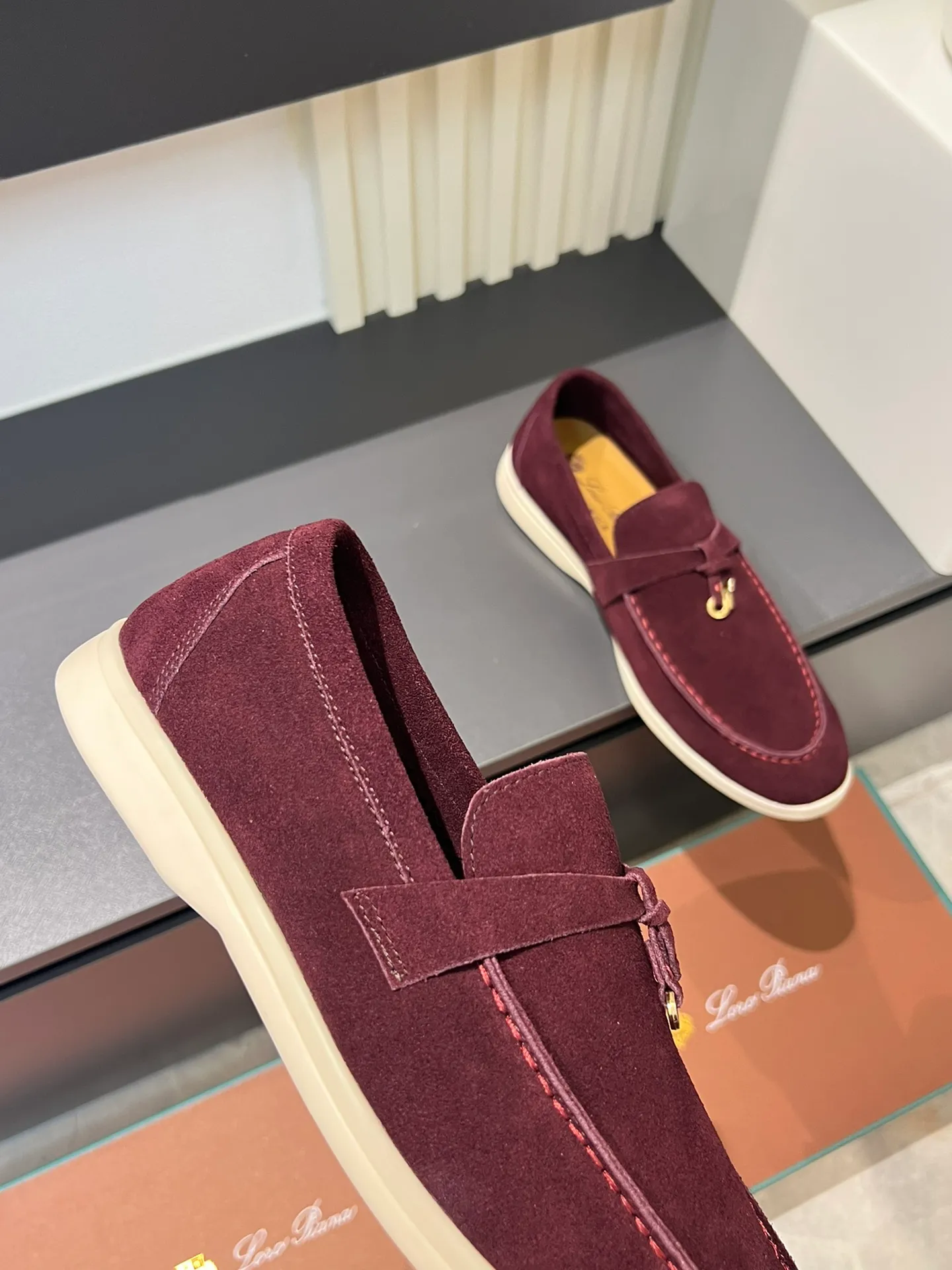Men's shoes 💰p360 "Loro men's shoes 💰pian'*" Classic L men's shoes for couples 💰p Top version British flat loafers, a must-have item in old money style, the minimalist design is eye-catching and durable, a plus point for dressing The soft foot feel and texture are outstanding. They don’t scratch your feet and are very nice. They are matched with soft and waxy soles. They can be worn daily for a long time without getting tired. They are easy to wear, versatile and classic items, with perfect foot feel and texture! Imported cashmere fabric, the lining is made of imported A-grade water-dyed cow lining, the top version of the genuine leather midsole is sewn with pure handmade mark thread! Size: Female 35-40 (34. Customized) Male 38-44 (45.46. Customized)
